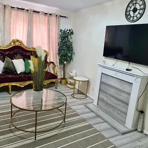 - Sleeps 4 - Parking - Garden - Petfriendly Holiday home London